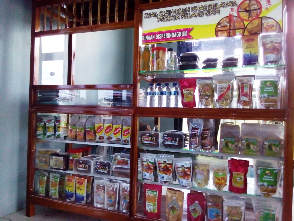 Aneka Camilan Khas Selayar Ada di Bandara Aroeppala