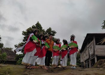 Diselimuti Cuaca yang Kurang Bersahabat, Masyarakat Tetap Antusias Saksikan Festival Assiring Bitombang