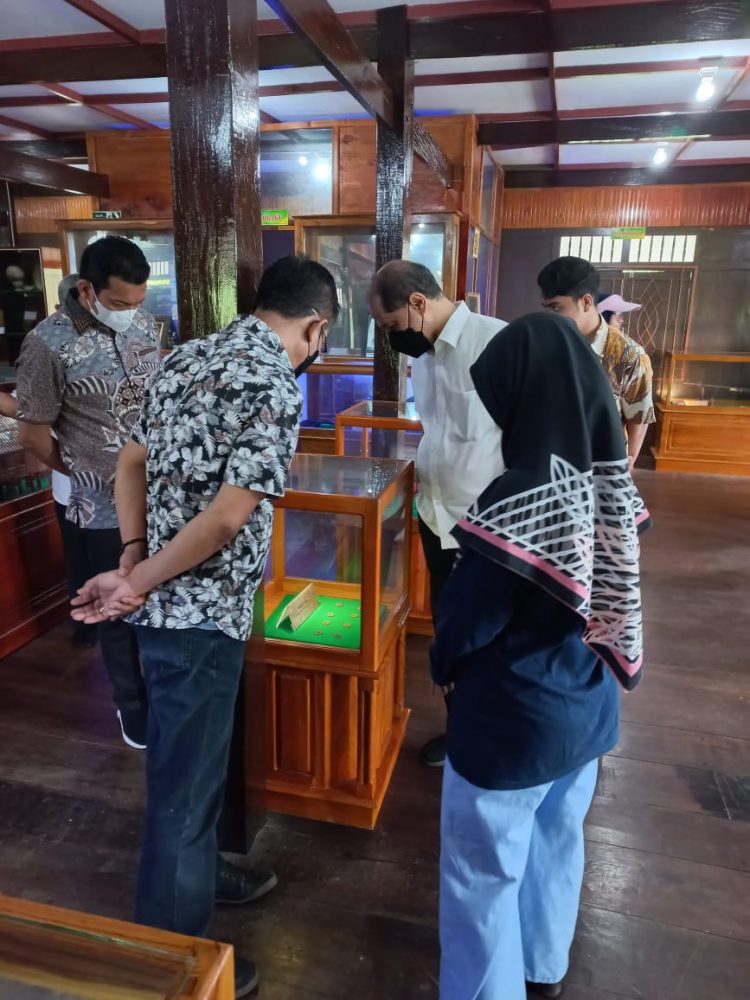 Perjalanan Dinas Ke Selayar, Kajati Sulsel Kunjungi Museum dan Gong Nekara