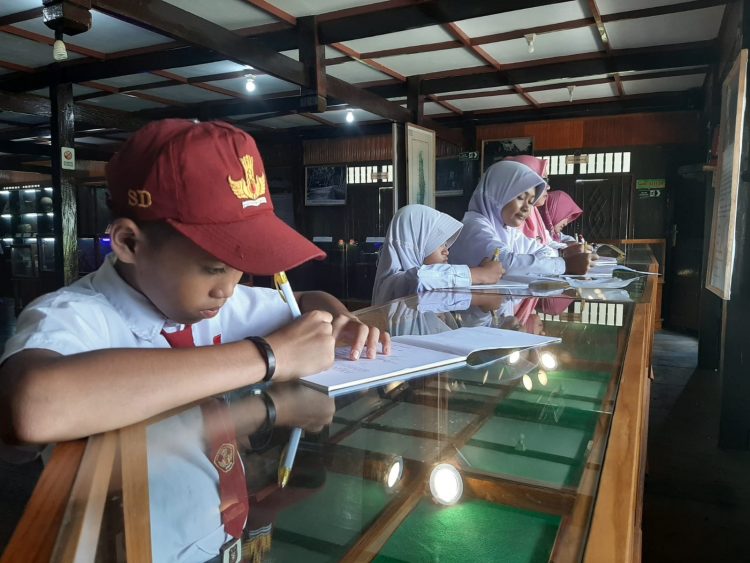 Siswa/i Nampak Antusias mengikuti Kegiatan Belajar Bersama di Museum Nekara