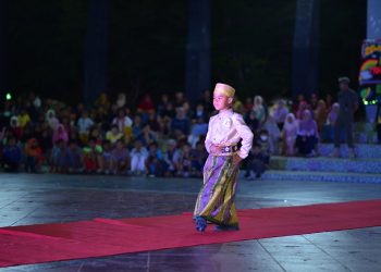 Keren, Puluhan Anak ikuti Fashion Show Busana Adat yang digelar di Taman Pelangi