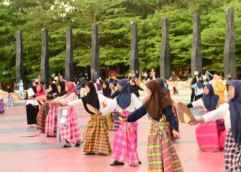 Tarian Massal Meriahkan Grand Opening Festival Takabonerate, Kadisparbud Optimistis Tampilkan yang Terbaik