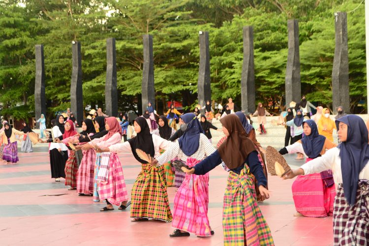 Tarian Massal Meriahkan Grand Opening Festival Takabonerate, Kadisparbud Optimistis Tampilkan yang Terbaik