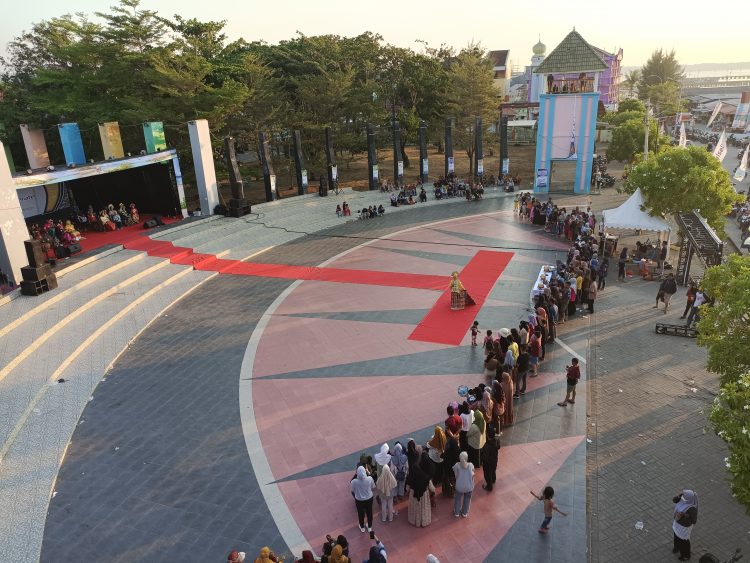 Menanti Senja di Taman Pelangi Sambil Menyaksikan Lomba Pakaian Adat Tradisional Kreasi Sarung Anak