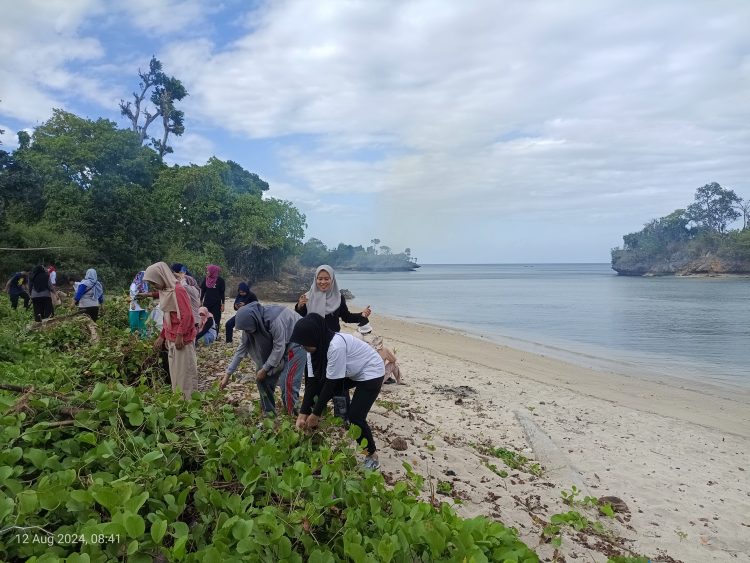 Sambut HUT Ke-79 RI, Staf Disparbud Laksanakan Kerja Bakti di Pantai Baloiya