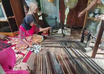 Napak Tilas Kain Tenun ‘Bannang Bakka’ Tradisional Selayar, Kadisparbud Dampingi Tim Peneliti Kunjungi Desa Kohala