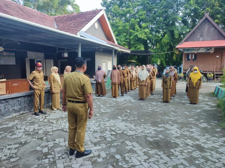 Pimpin pelaksanaan apel pagi, Kepala Dinas Pariwisata dan Kebudayaan ingin para staf tingkatkan produktivitas kerja