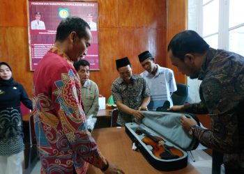Hibahkan Alat Qasidah Modern Kepada Pengurus Kelompok Qasidah Masjid Nur Ali, Kadisparbud Berpesan Supaya Alat Dimanfaatkan dengan Baik
