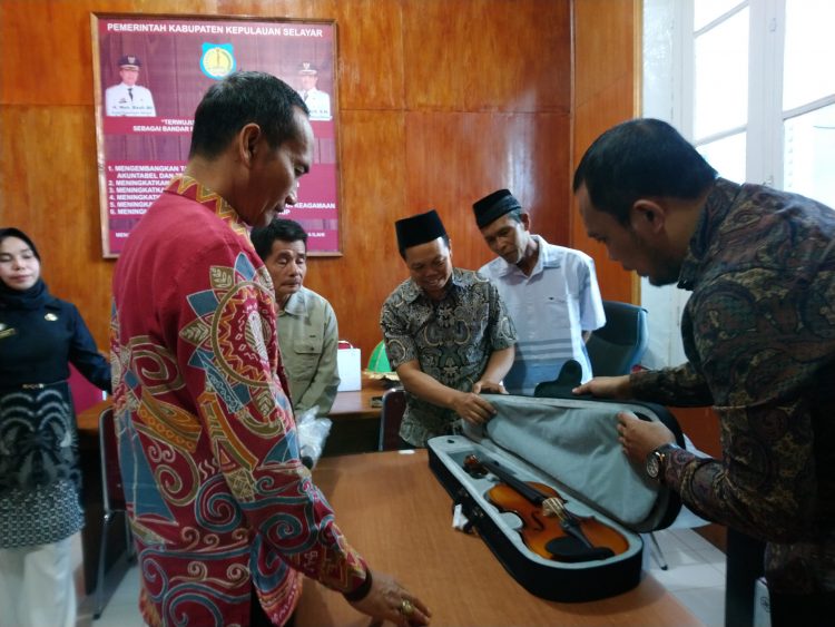 Hibahkan Alat Qasidah Modern Kepada Pengurus Kelompok Qasidah Masjid Nur Ali, Kadisparbud Berpesan Supaya Alat Dimanfaatkan dengan Baik