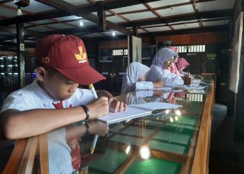 Siswa/i Nampak Antusias mengikuti Kegiatan Belajar Bersama di Museum Nekara