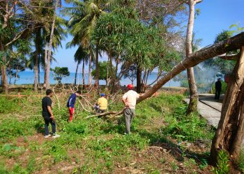 Jumat Bersih, Staf Disparbud Laksanakan Kerja Bakti di Kawasan Wisata Tamamelong
