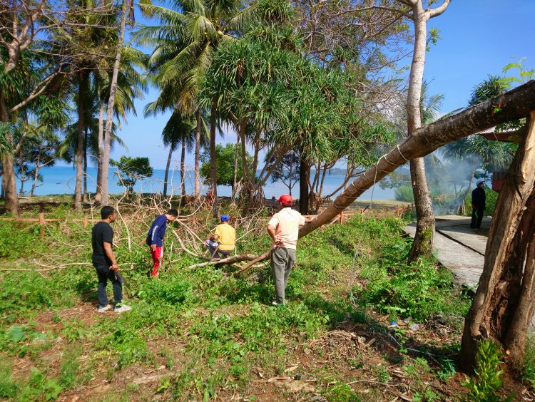 Jumat Bersih, Staf Disparbud Laksanakan Kerja Bakti di Kawasan Wisata Tamamelong
