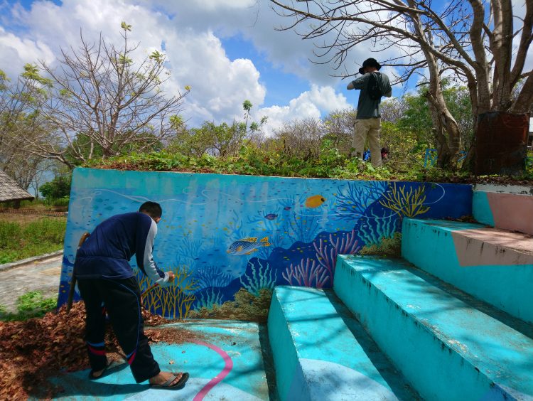 Persiapan Hari Pariwisata Dunia, Staf Disparbud kembali Laksanakan Kerja Bakti di Kawasan Wisata Pantai Tamamelong