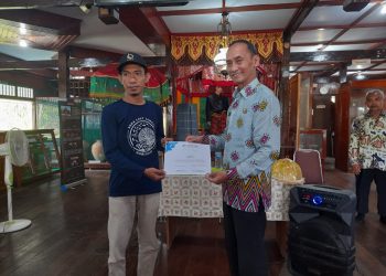 Penyerahan Hadiah Pemenang Lomba, Kadisparbud berharap Karya Batik dan Kaos Lokal tersebut dapat dipajang di DTW Unggulan Selayar