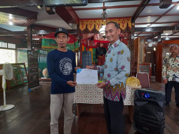 Penyerahan Hadiah Pemenang Lomba, Kadisparbud berharap Karya Batik dan Kaos Lokal tersebut dapat dipajang di DTW Unggulan Selayar