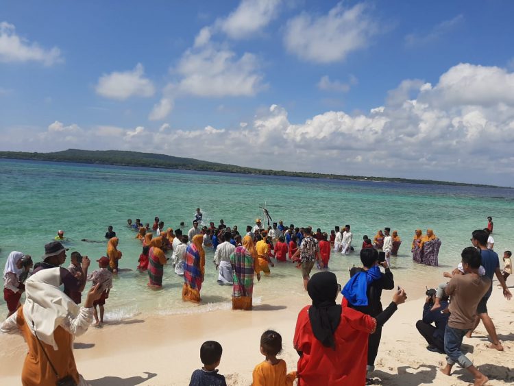 Mengenal Ritual Anrio Sappara, Tradisi Tolak Bala Yang Digelar Masyarakat Desa Menara Indah