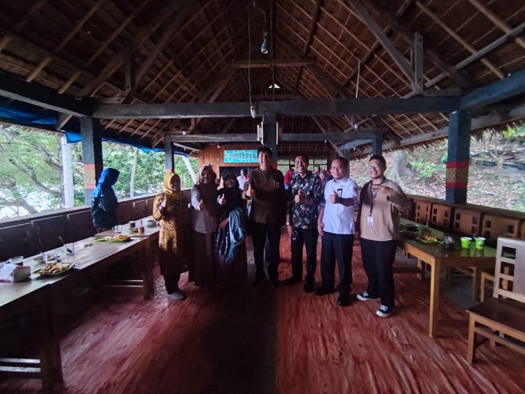 Kepala Otoritas Jasa Keuangan Regional 6 Sulawesi, Maluku, Papua dan Kepala Dinas Pariwisata dan Kebudayaan Kabupaten Kepulauan Selayar Mengadakan Audiensi dengan Pelaku Usaha UMKM, BUMDes, Pokdarwis, dan Karang Taruna di Desa Patilereng