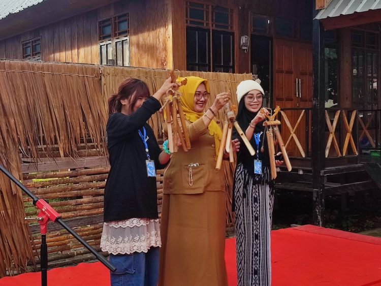 Emansipasi Perempuan di Bumi Tanadoang: Sekretaris Disparbud buka Pameran dan Pasar Seni Buah Tangan Perempuan Selayar