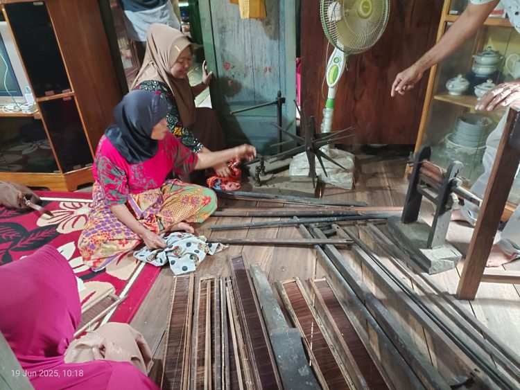 Napak Tilas Kain Tenun ‘Bannang Bakka’ Tradisional Selayar, Kadisparbud Dampingi Tim Peneliti Kunjungi Desa Kohala